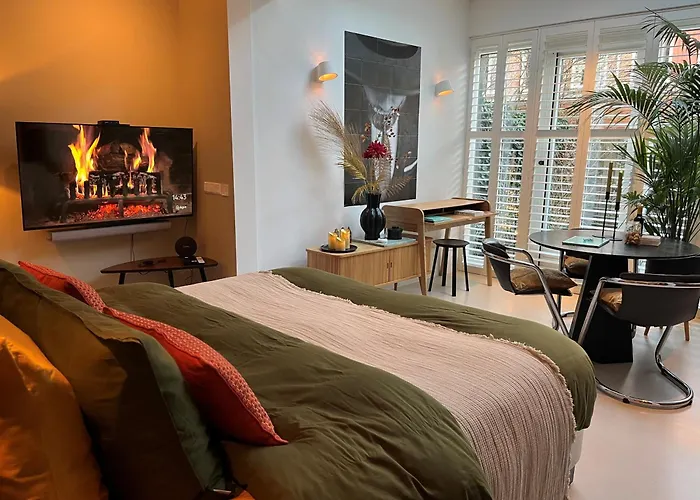 Urban Oasis With Free Parking Bed & Breakfast