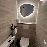 Bed & Breakfast Urban Oasis With Free Parking