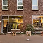 Bed & Breakfast Urban Oasis With Free Parking