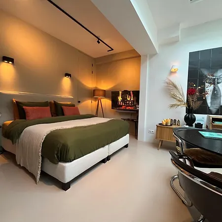 B&B Urban Oasis With Free Parking