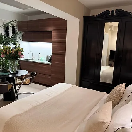 Urban Oasis With Free Parking Bed & Breakfast