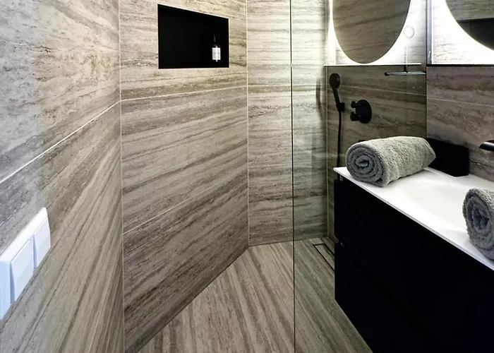 Urban Oasis With Free Parking B&B