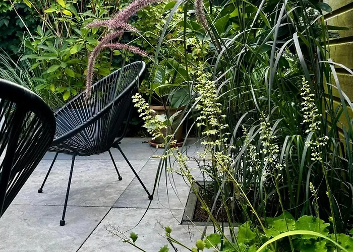 B&B Urban Oasis With Free Parking 4*