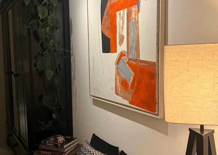 Urban Oasis With Free Parking 암스테르담