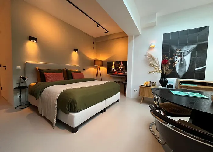 B&B Urban Oasis With Free Parking