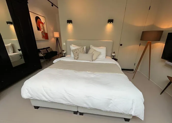 Urban Oasis With Free Parking B&B