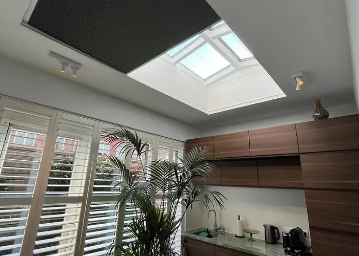 Urban Oasis With Free Parking 암스테르담