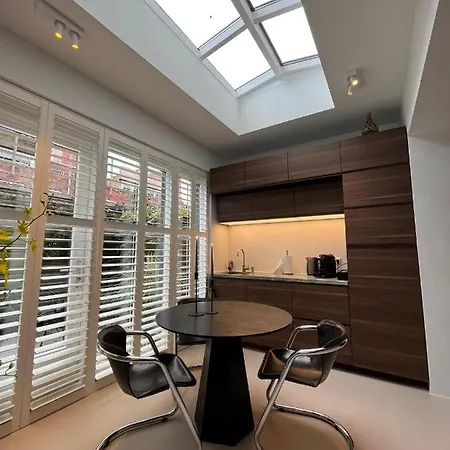 Bed & Breakfast Urban Oasis With Free Parking