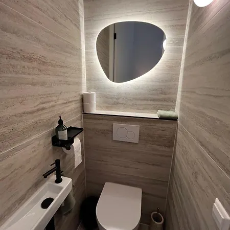 Bed & Breakfast Urban Oasis With Free Parking