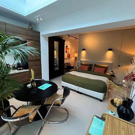 Urban Oasis With Free Parking Bed & Breakfast